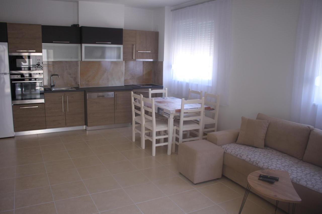 Everest Apartments Shengjin Luaran gambar