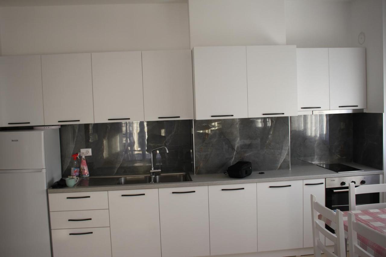 Everest Apartments Shengjin Luaran gambar