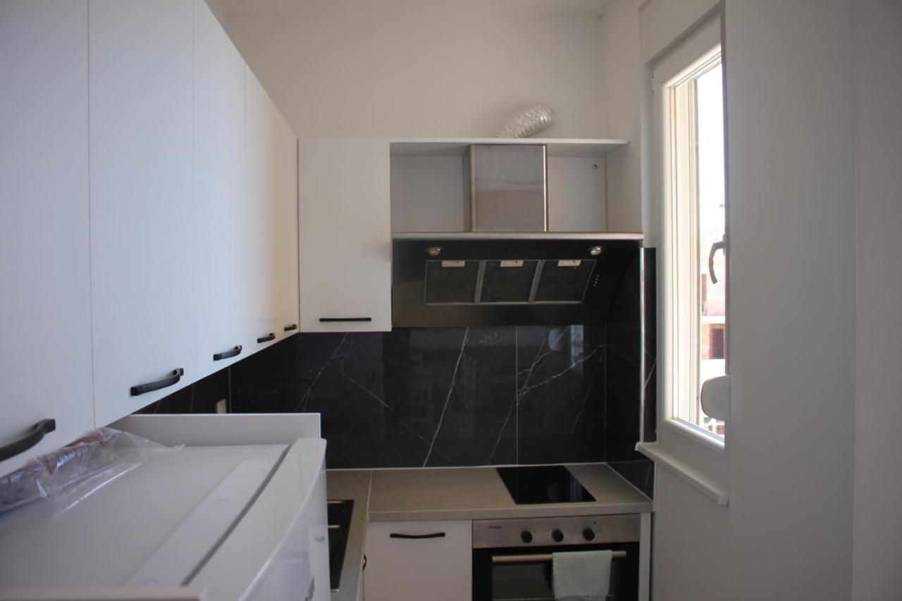 Everest Apartments Shengjin Luaran gambar